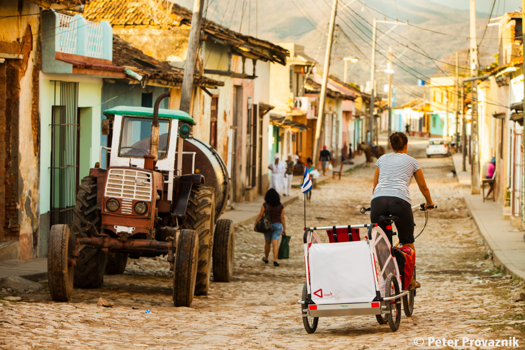 Kuba Reise, Strasse mit Traktor Fahrrad und Kinderanhänger, Foto: Peter Provaznik