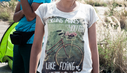 Radfahrende helfen Flüchtlingen