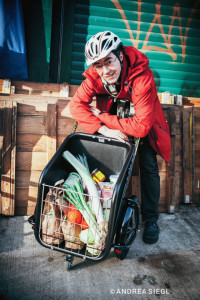Mario Sedlak nimmt den Trolley auf den Wiener Naschmarkt mit