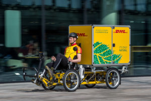 Lastenrad mit Container von DHL. FOTO: DHL / DIEDERIK VAN DER LAAN